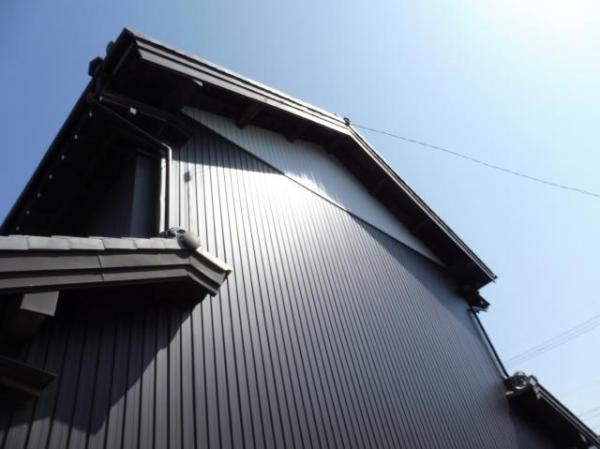豊橋市 カラー鉄板から耐久性の高いカラーｇｌ鋼板の角波外壁に張替えで仕上がりに満足 ガイソー豊橋店 ガイソー豊橋店 豊川店