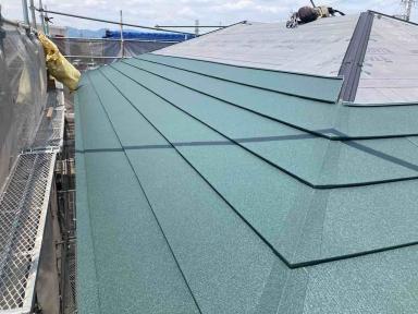 現場施工ブログ　屋根カバー工事　スーパーガルテクト施工