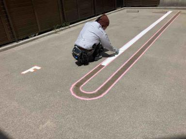 【駐車場ライン塗装】剥がれた白線を「速乾塗料」で再施工！